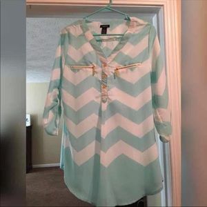 NWOT Chevron Rue 21 blouse.